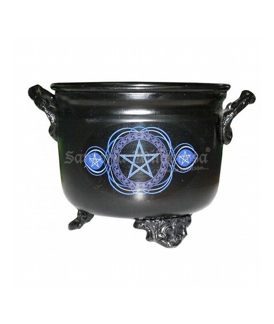 El caldero es un elemento indispensable en todo altar Wicca. Es utilizado como símbolo del vientre de la Diosa Triple, y en él 