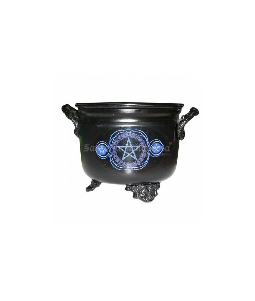 El caldero es un elemento indispensable en todo altar Wicca. Es utilizado como símbolo del vientre de la Diosa Triple, y en él 