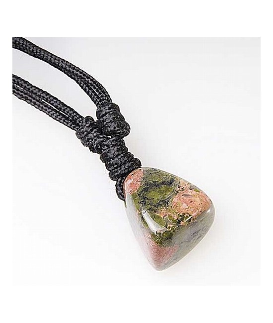 Colgante de Rodada de Unakita de 20 mm. aprox. junto con cordón.
Presentado de forma individual con cartón informativo.