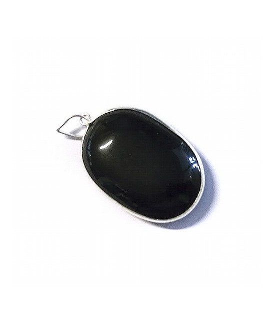 Colgante de Turmalina en forma de óvalo, bordeado y engarzado en plata.