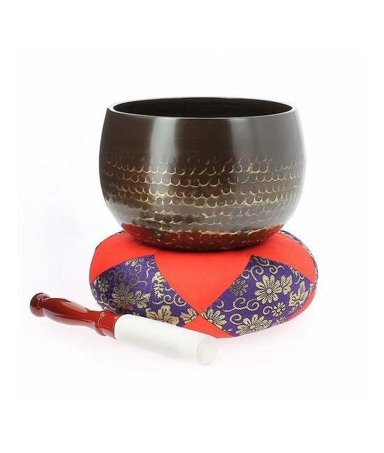 Campana de bronce negro usada en templos zen. 
Conjunto con mazo y cojín brocado. 

Escuchando la campana, siento que mis a