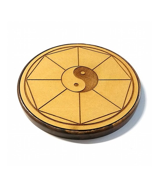 Parrilla de madera para cristales.

Motivo Ying-Yang.

Base para ordenar y agrupar los cristales con la idea de canalizar l