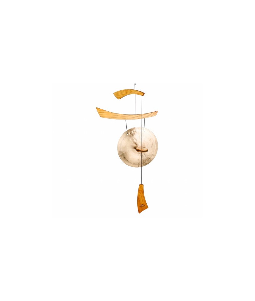 Fabricado artesanalmente siguiendo técnicas tradicionales, este gong tiene un diseño elegante que recuerda trazos de caligrafía