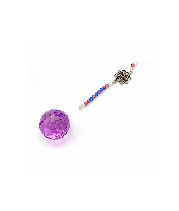 Bola de feng-shui, color lila de 30 mm. de diámetro con abalorios de cristal y símbolo de la flor de loto metálico.