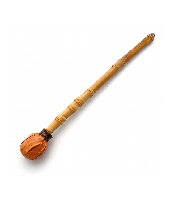 Maza para percusión en bambú, bola forrada de piel y terminación trasera con punta de cristal.