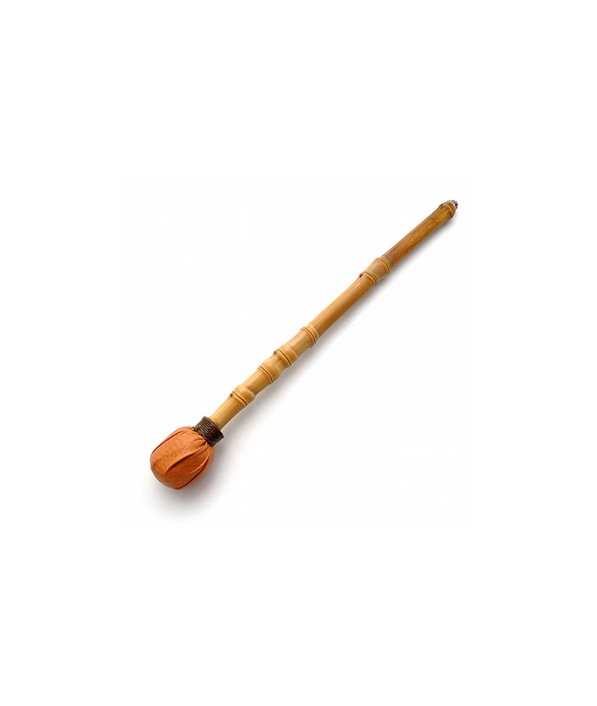 Maza para percusión en bambú, bola forrada de piel y terminación trasera con punta de cristal.