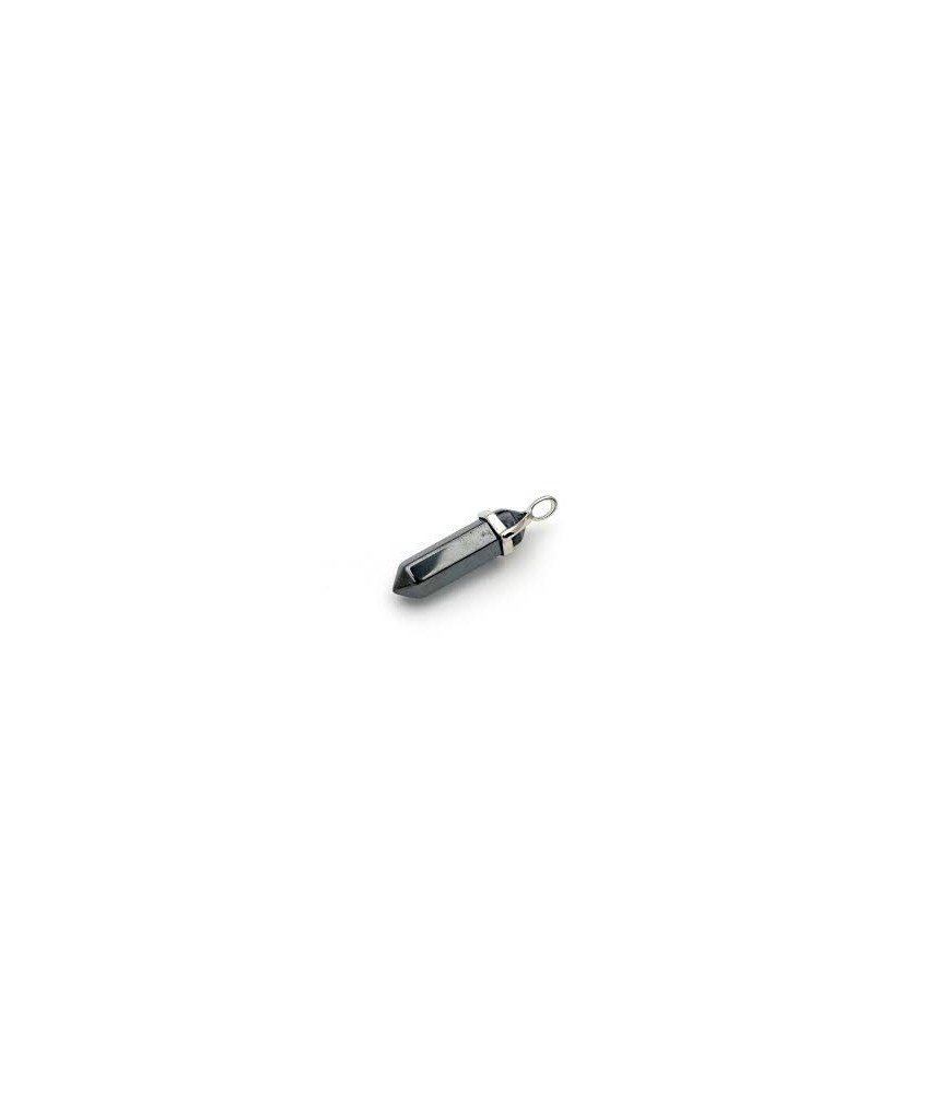 Colgante de hematite en forma punta biterminada.

Engarzado en acero 

Medida: 3 cm.