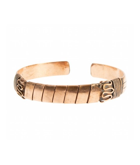 Esta pulsera lleva grabada la serpiente de fuego tibetana, símbolo vinculado a la circulación de la energía por todos los chakr