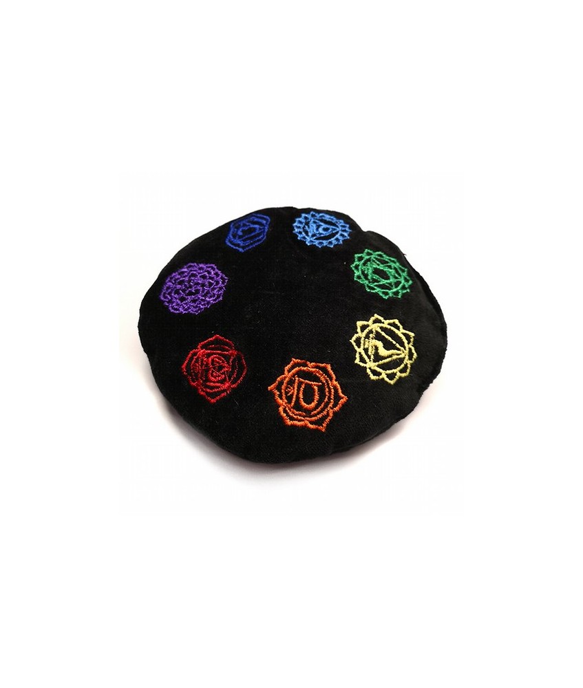 Pequeño cojín de tercipelo y bordado con símbolos de los 7 chakras.

Relleno: Trigo

Tamaño 12cm Grosor 3cm