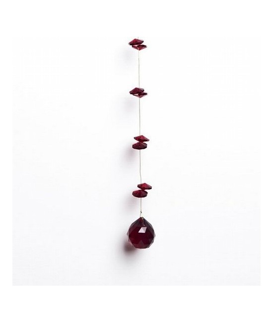 Tira de feng shui con bola de 30mm en cristal roja acompañada de pequeños petalos.

En el feng Shui, las bolas de cristal se 