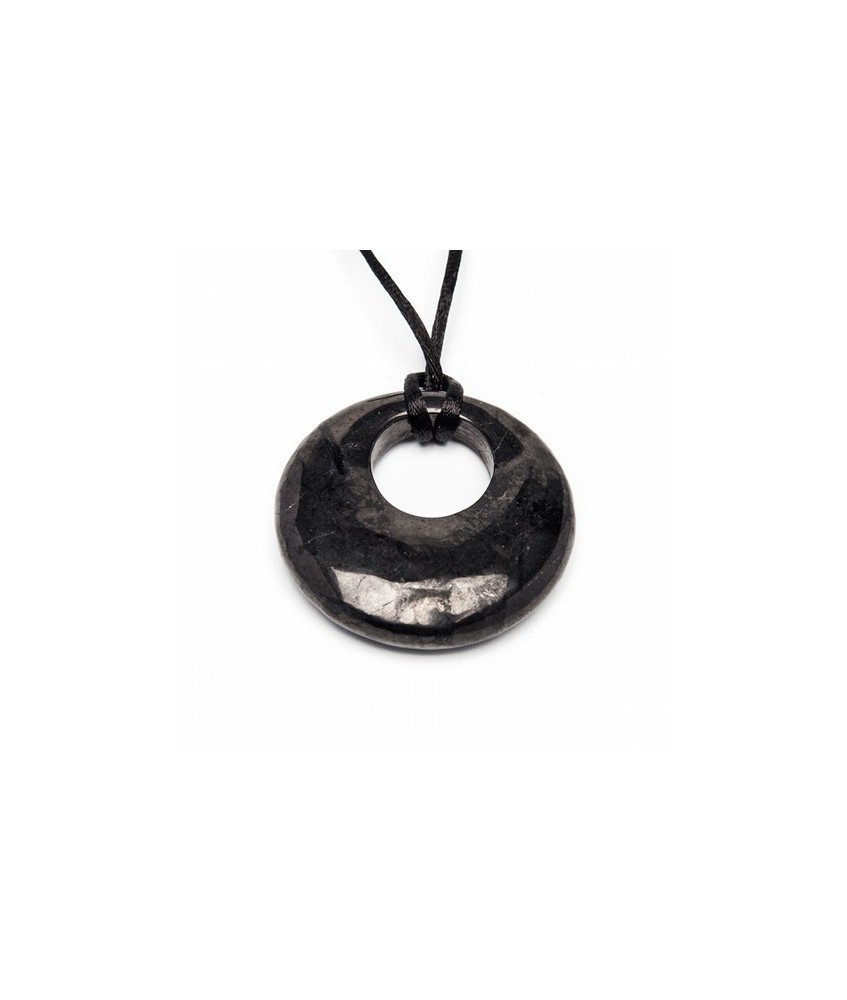 Colgante de  shungita pulida en forma redonda.

Medida: 4.5cm

Medida agujero:2cm
Se presenta con cordón de seda negro y c