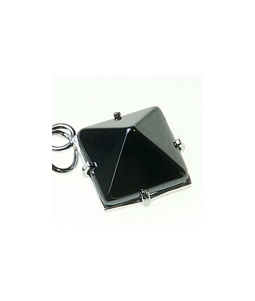Colgante Pirámide Hematite con engarce en plata rodeando La Pirámide.
Medidas: 12mm x 12mm
Viene presentado en bolsita indivi