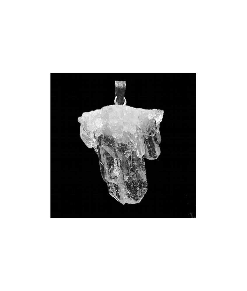 Colgante cristal de roca en forma de drusa.

Engarce plateado
Medida : 2,5 cm áproximadamente