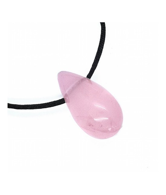 Colgante de Cuarzo Rosa, totalmente pulido y  en forma de lágrima perforado para poder pasar un hilo de seda o algodón.

Medi