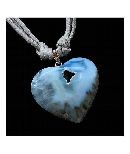 Colgante corazon en ágata natural, la pieza mide unos 30 mm. aprox. de largo.
Engarce en plata.