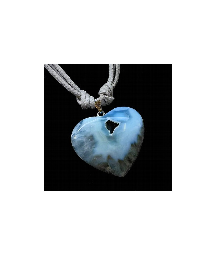 Colgante corazon en ágata natural, la pieza mide unos 30 mm. aprox. de largo.
Engarce en plata.