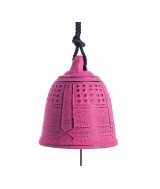 Esta campanita de hierro colado está fabricada de forma artesanal por la empresa Iwachu en Morioka, Japón. Se cuelga tradiciona