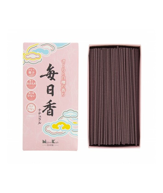 Mainichiko Natural Flores nos trae el perfume de los cerezos en flor sakura sobre una base de sándalo y con una nota afrutada. 