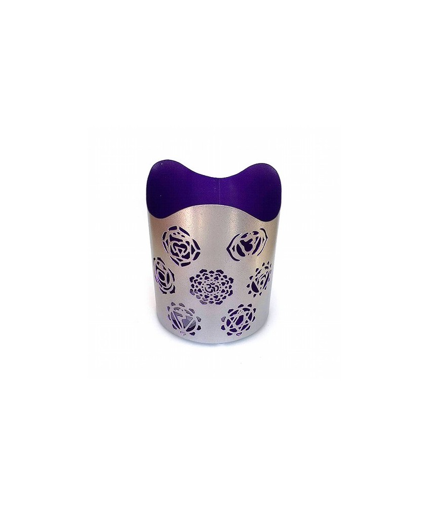 Portavelas en aluminio  con símbolo de los 7 chakras tallados.

Medida: Ø10 cm. x 12 cm. alto

Color interior: Morado

Co