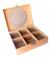 Caja de madera con símbolo del Flor de la Vida.

Medidas: 21x18x7,5cm con 6 depts.

