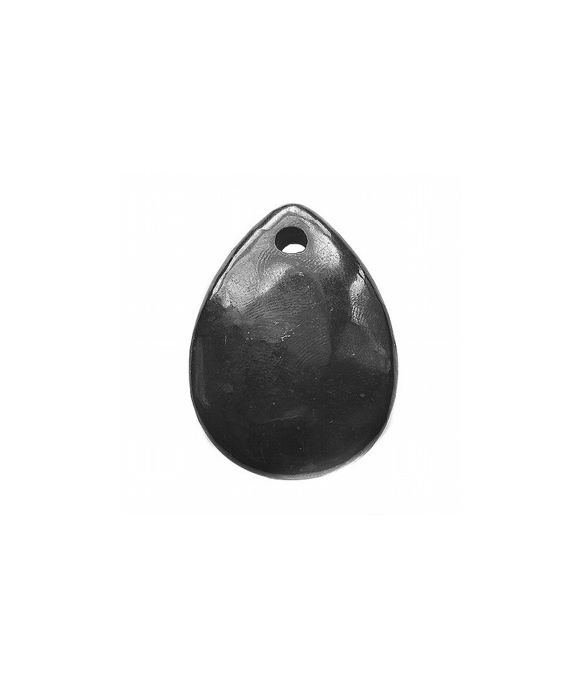 Colgante de shungita en forma de lágrima.

Incluye cordón de seda negro 

Medida: 50x35mm

Medida del cordón: 60cms