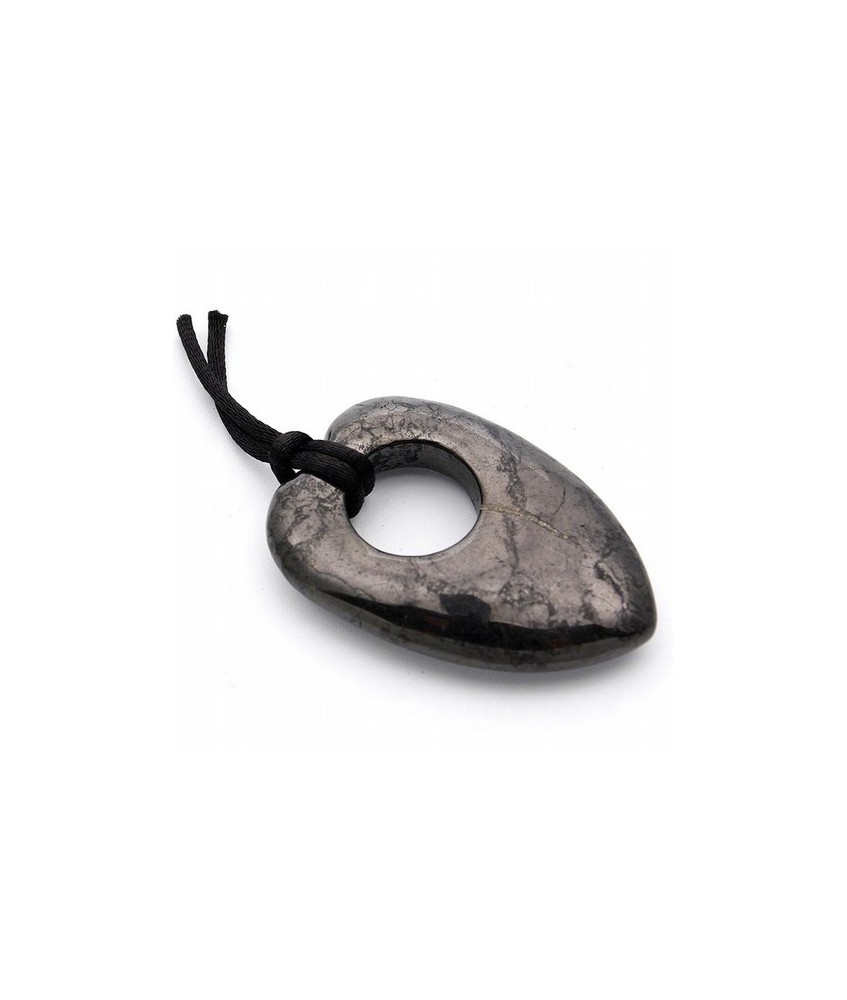 Colgante de shungita en forma de corazón.

Incluye cordón de hilo de seda negro y cartón explicativo.

Medida del colgante: