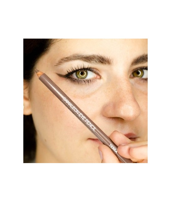Delinea tus ojos con el lápiz de ojos marrón y consigue con una sola pasada una mirada impactante y perfectamente definida. Ric