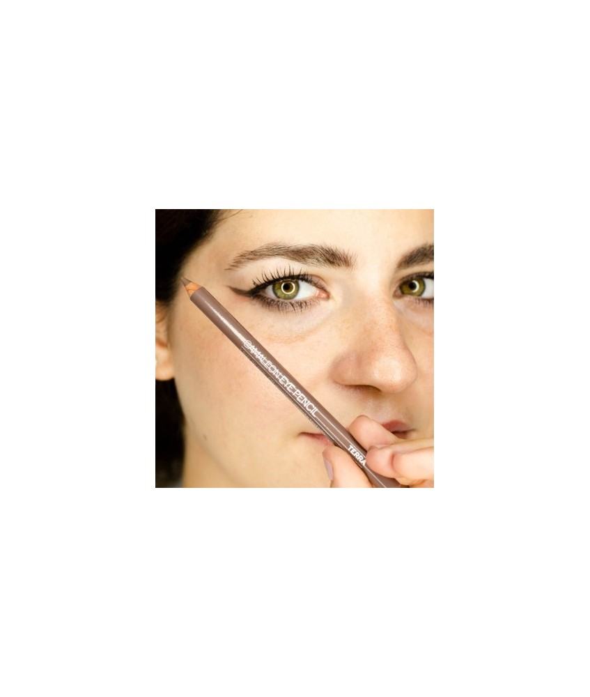 Delinea tus ojos con el lápiz de ojos marrón y consigue con una sola pasada una mirada impactante y perfectamente definida. Ric