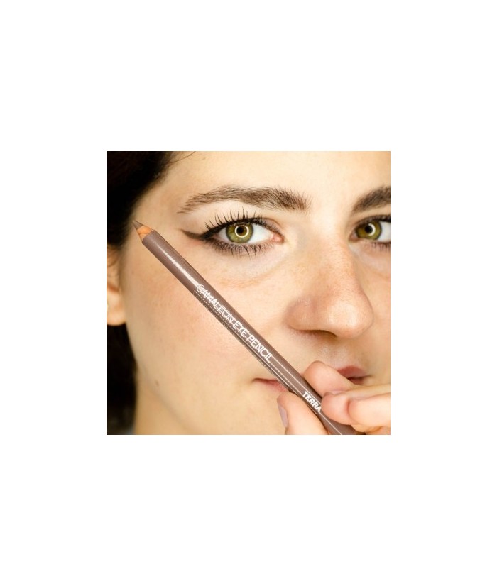 Delinea tus ojos con el lápiz de ojos marrón y consigue con una sola pasada una mirada impactante y perfectamente definida. Ric