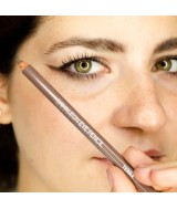 Delinea tus ojos con el lápiz de ojos marrón y consigue con una sola pasada una mirada impactante y perfectamente definida. Ric
