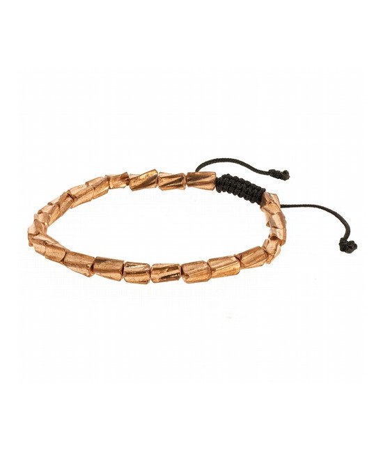 Las cuentas de esta pulsera están hechas a mano. Para los tibetanos las pulseras metálicas son joyas medicinales. Se les otorga