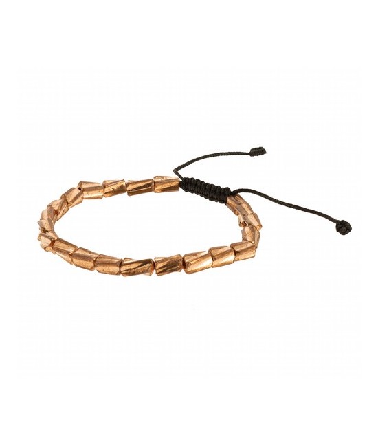 Las cuentas de esta pulsera están hechas a mano. Para los tibetanos las pulseras metálicas son joyas medicinales. Se les otorga