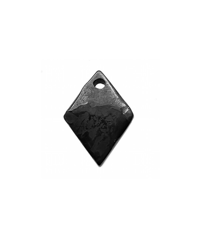 
Colgante de shungita en forma de rombo.

Incluye cordón de seda negro 

Medida: 50x35mm

Medida del cordón: 60cms