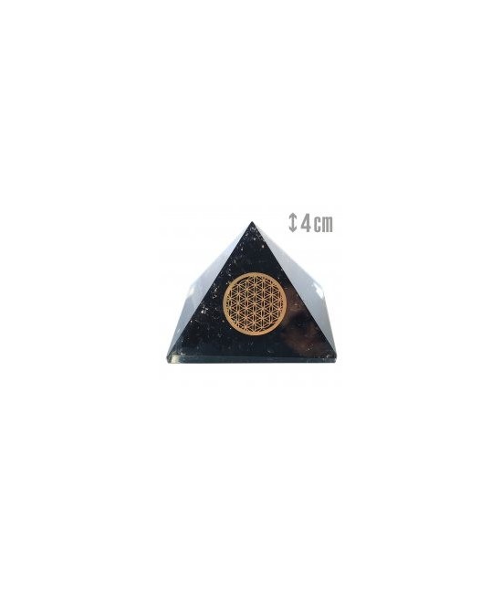 Piramide de orgonita con Turmalina en piedra chip con el símbolo en dorado de la flor de la vida.

Medida: 5 x 5 x 4 cm. 