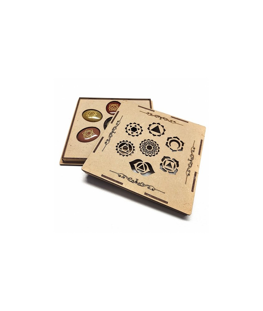 Set con los minerales de los 7 chakras presentados en exclusiva caja de madera.

Medida de la caja : 16x16cm (grosor 1,2 cm)