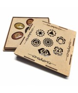 Set con los minerales de los 7 chakras presentados en exclusiva caja de madera.

Medida de la caja : 16x16cm (grosor 1,2 cm)