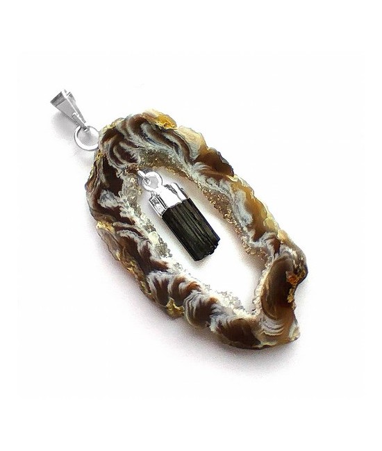 Colgante Geoda de Ágata con Punta de Turmalina.

Engarce baño de plata.

Medida aprox.: 4,5 cm.