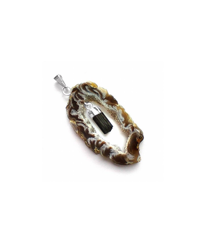 Colgante Geoda de Ágata con Punta de Turmalina.

Engarce baño de plata.

Medida aprox.: 4,5 cm.