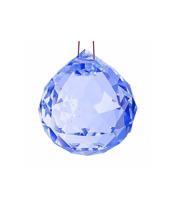 Bola facetada de cristal AZUL de 40 mm. de diametro.
Engarzada en hilo rojo.

En el feng Shui, las bolas de cristal se utili