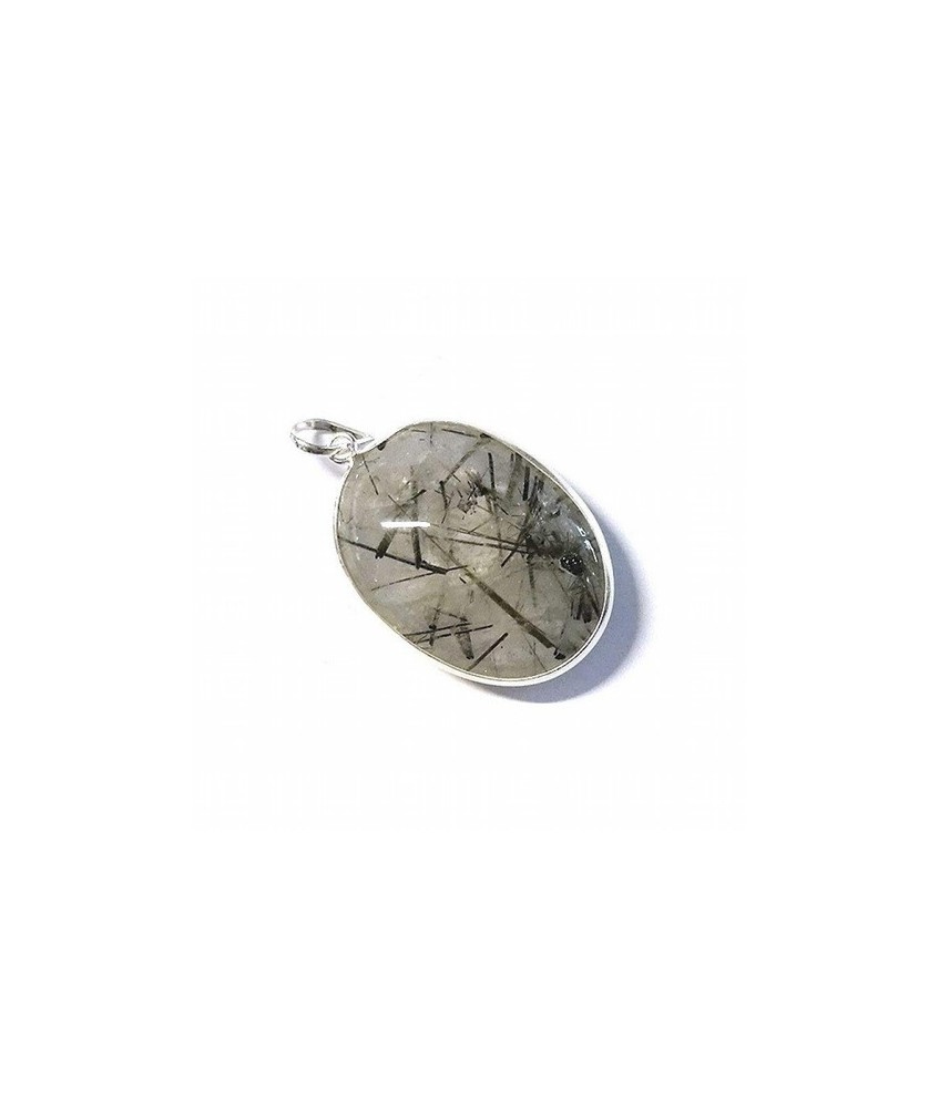 Colgante de Cuarzo Rutilado con Turmalina en forma de óvalo, bordeado y engarzado en plata.

Tamaño: 3 x 2,5 cm aprox.