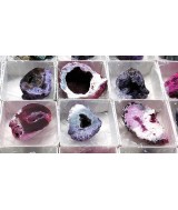 Lote de Geodiños de Cuarzo.
VENTA POR UNIDAD

Origen: Marruecos

Teñidos en COLORES SURTIDOS.