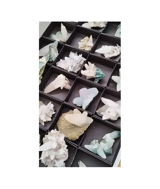 SE VENDE X UNIDAD
Calcita Escalenoédrica.

En cajitas de 6x6cm.

Mineral fluorescente a la luz ultravioleta.

Tamaño: 5-