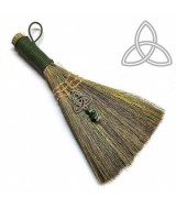 Escoba con simbolo Triqueta y Aventurina Verde.

Tamaño: 13 x 22 cm aprox.