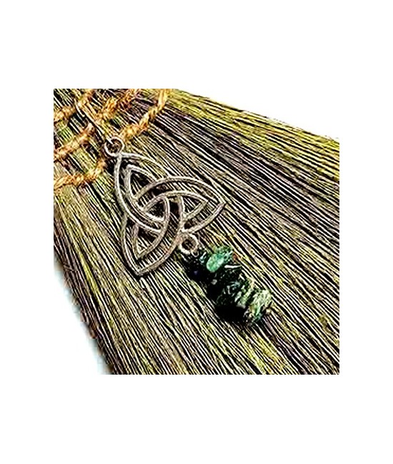 Escoba con simbolo Triqueta y Aventurina Verde.

Tamaño: 13 x 22 cm aprox.