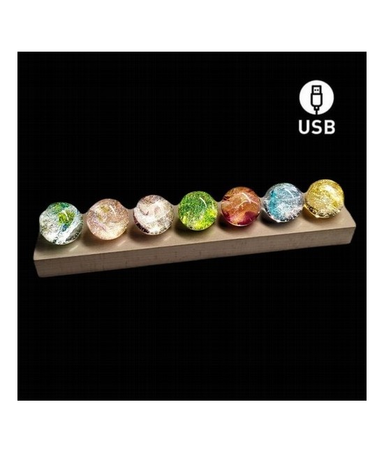 Lámpara 7 Bolas de colores y base de madera.

Las 7 esferas representan los 7 chakras del cuerpo.

Medidas: la base mide 30