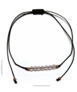Pulsera de bolas de Cuarzo Rosa de 4mm en hilo negro ajustable.

Tarjeta exclusiva en 3 idiomas.