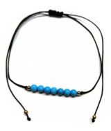 Pulsera de bolas de Turquenita de 4mm en hilo negro ajustable.

Tarjeta exclusiva en 3 idiomas.