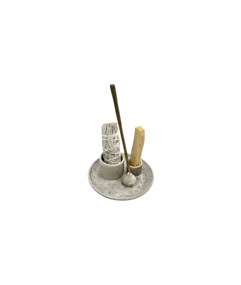 Usos: Palo santo, atado de salvia, conos de incienso, barritas de incienso y bombitas.


Diámetro: 13 cm


Altura: 4,8 cm
