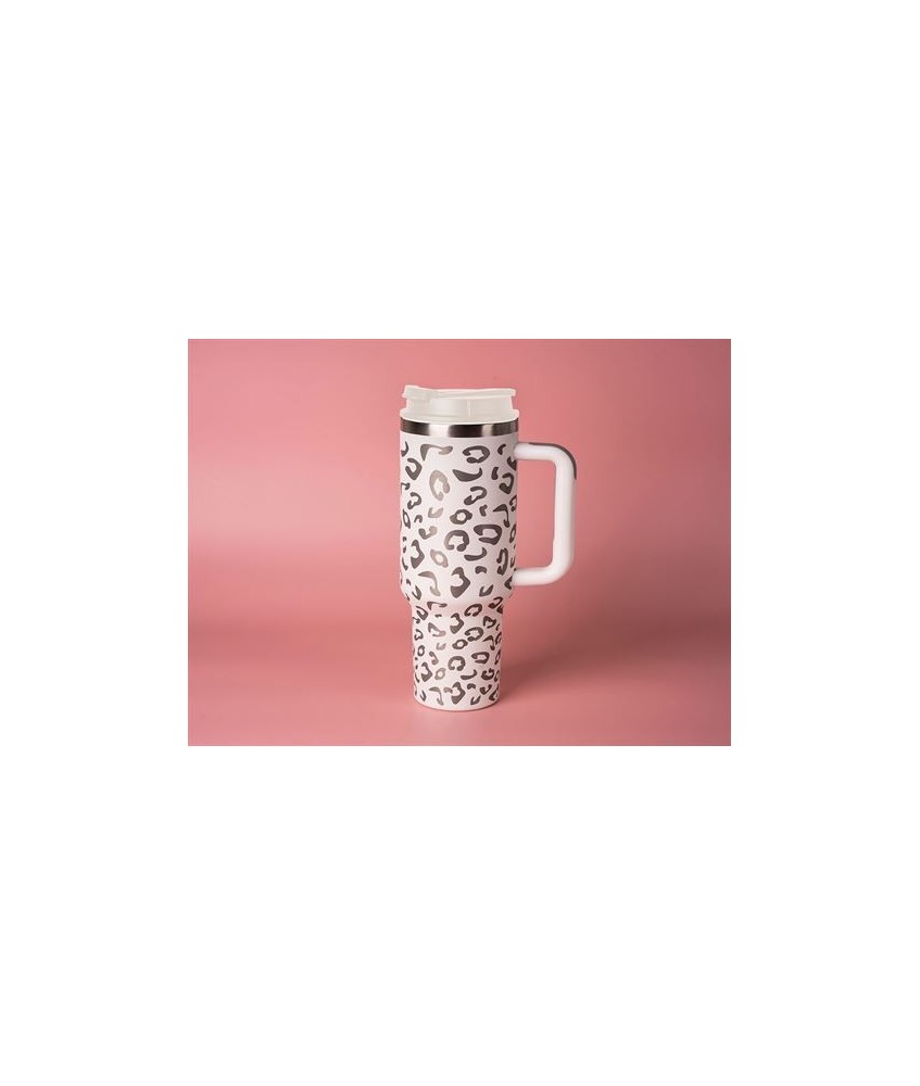 ¡Experimenta el lado salvaje de la vida! Con su elegante estampado de leopardo en plata brillante, esta taza XXL para llevar es
