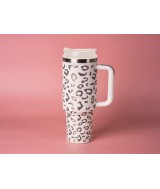 ¡Experimenta el lado salvaje de la vida! Con su elegante estampado de leopardo en plata brillante, esta taza XXL para llevar es
